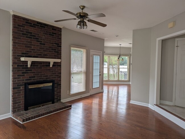 Building Photo - Beautiful home located on a cul-de-sac  in...