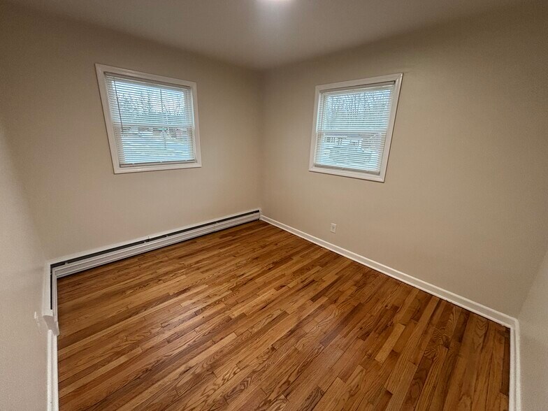 Building Photo - 13 Anthony Ln