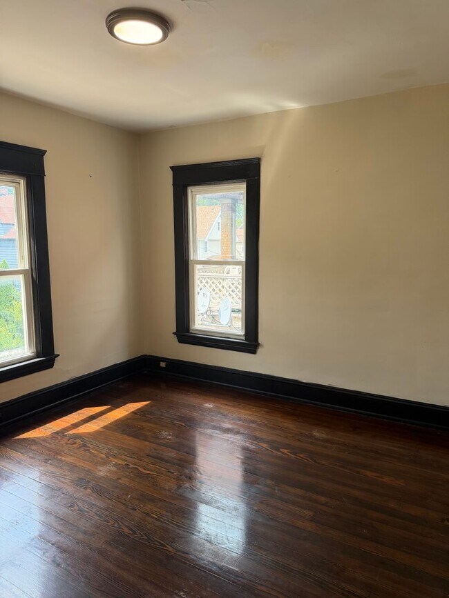 Building Photo - 1315 W 85th St