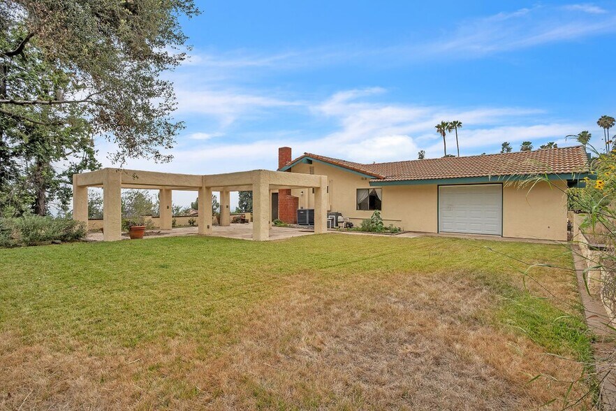 Building Photo - 3825 Skycrest Dr