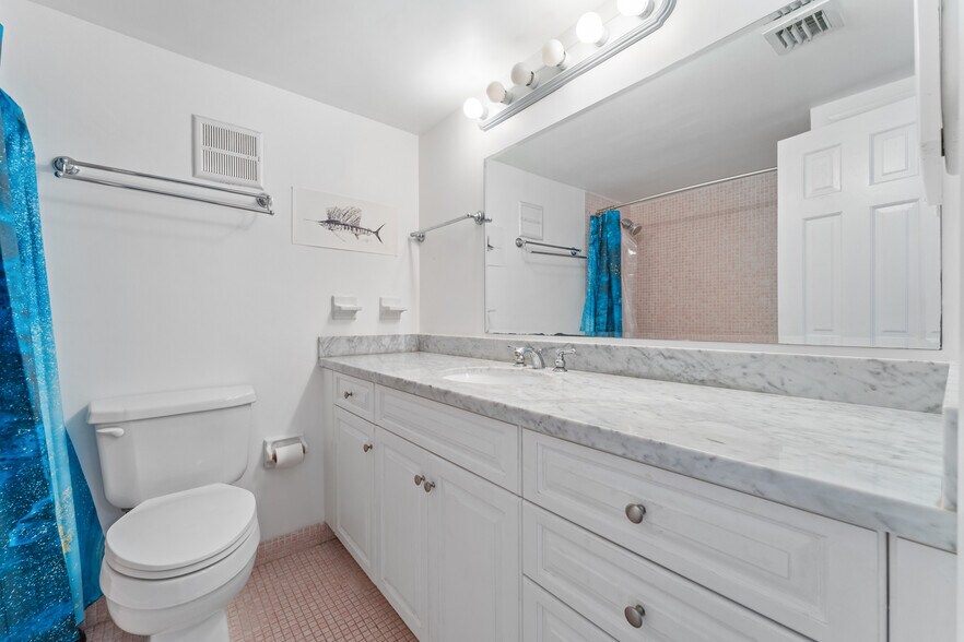 Building Photo - 2539 S Bayshore Dr