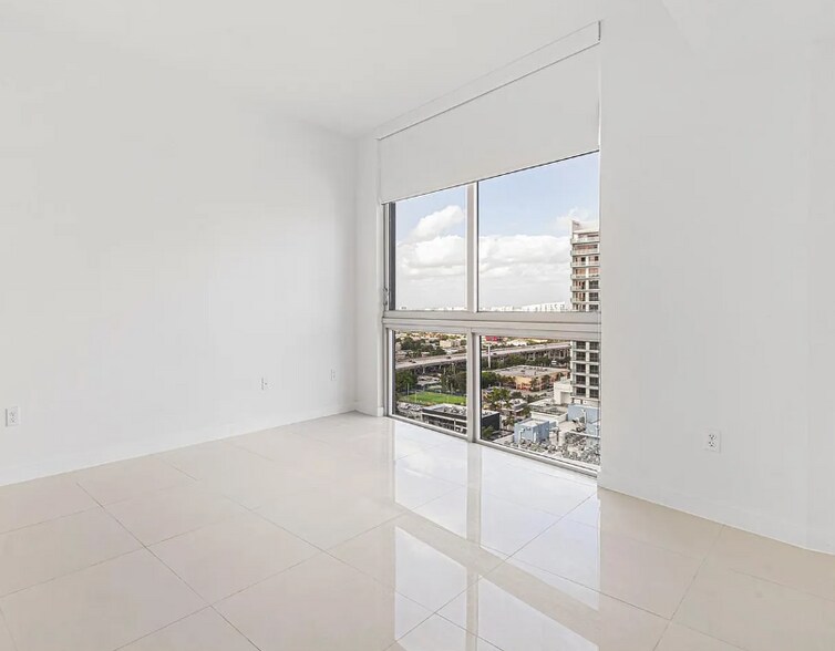 Building Photo - 1010 SW 2nd Ave