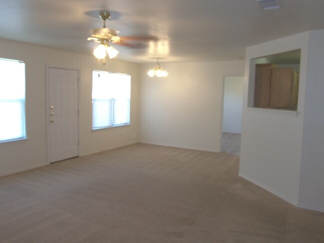 Building Photo - 4 Bedroom 2 Bath