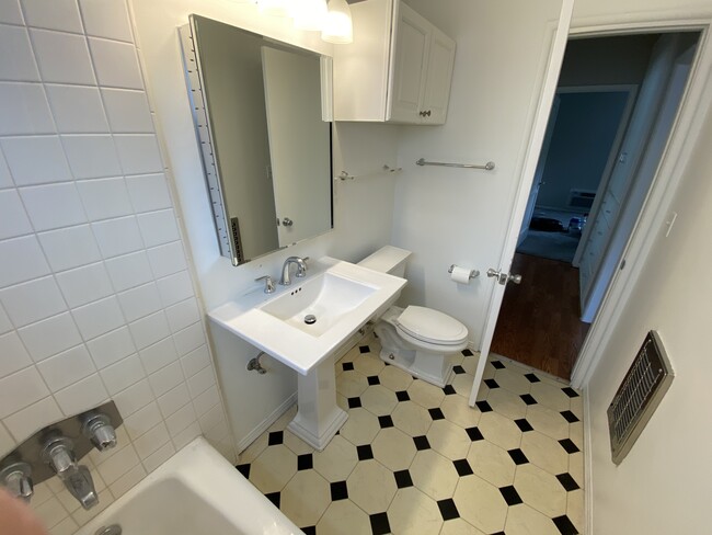 Bathroom - 923 N Maple St