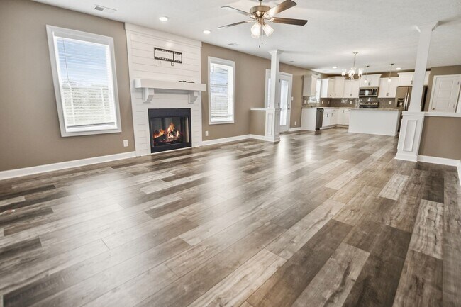 Building Photo - Pet Friendly Four Bedroom in Rossview!