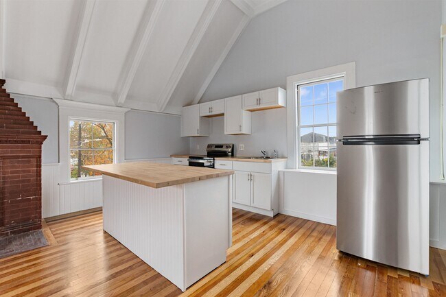 Building Photo - 109 Pleasant St