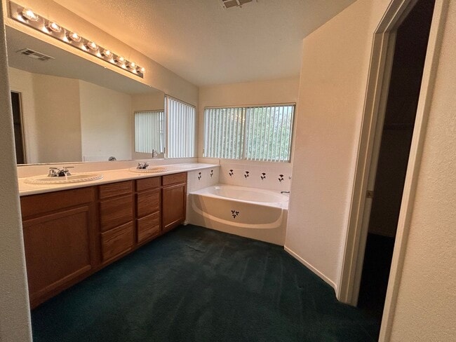 Building Photo - A Fabulous 3 Bedroom Home in Seven Hills