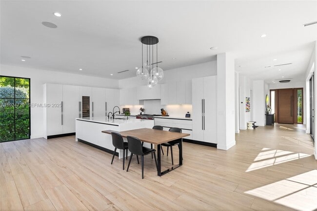 Building Photo - 895 NE 76th St