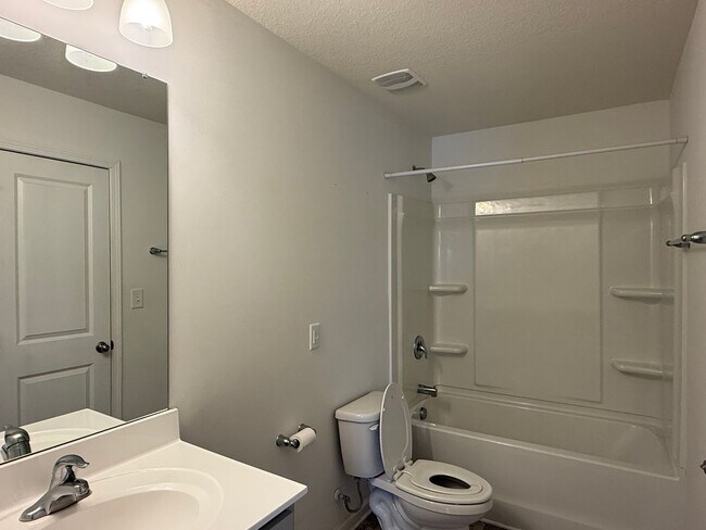 Building Photo - Beautiful 4 bedroom 2.5 bath home located in the Cliffs subdivision!