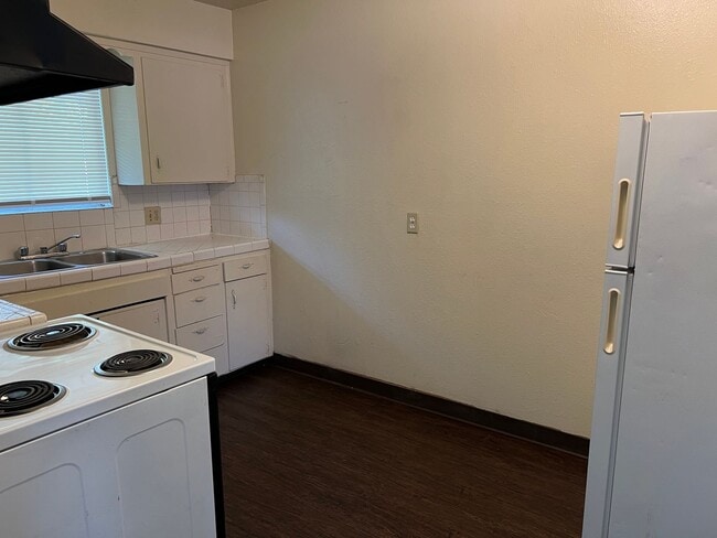 Building Photo - 489 S Backer Ave