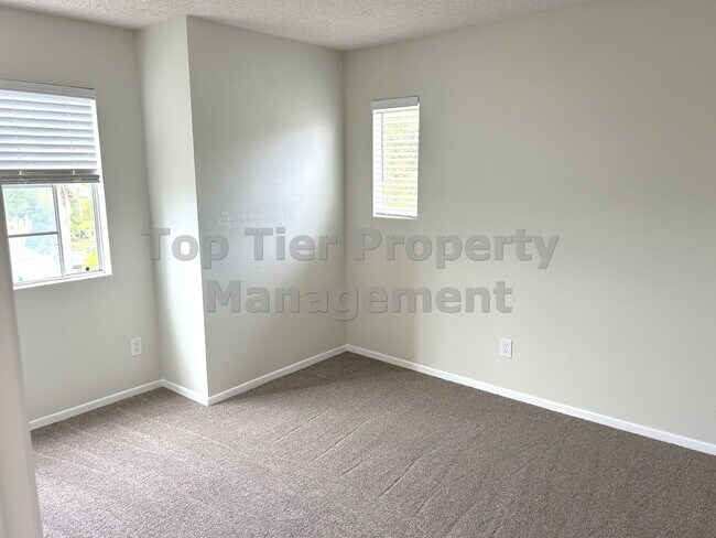 Building Photo - ***Beautiful 3 bed / 2.5 bath House in a N...