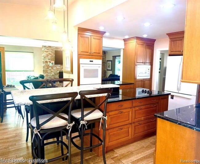 Building Photo - 4784 Valleyview Dr S