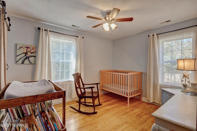 Building Photo - 2681 Island Dr