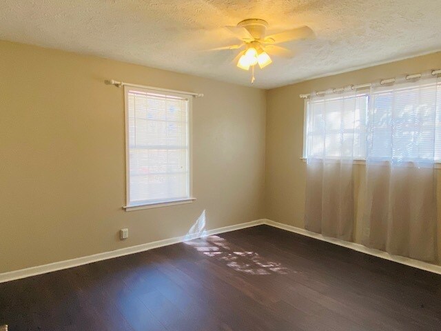 Building Photo - 405 Toby Ln