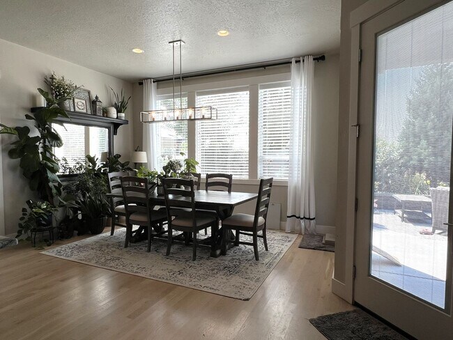 Building Photo - Beautiful custom built home with 4 bed 3.5...