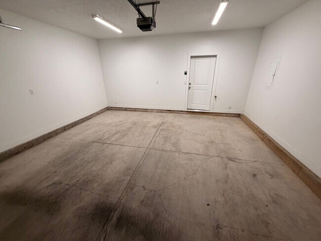 Building Photo - 498 1225 N
