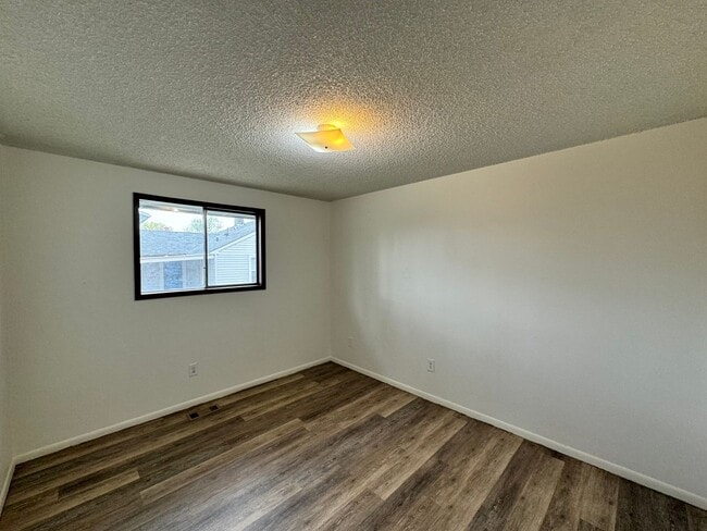 Building Photo - Spacious Split-Level 3 bed, 1 Bath Duplex ...