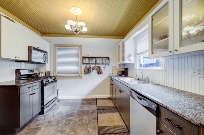 Building Photo - 610 Oakley St