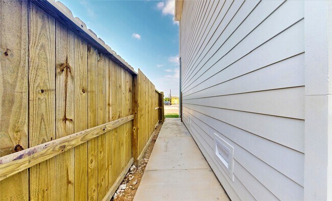 Building Photo - 12262 Kirkgard Dr