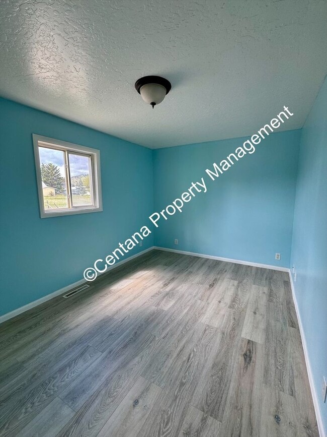 Building Photo - 2 Bedroom 1 Bath Home