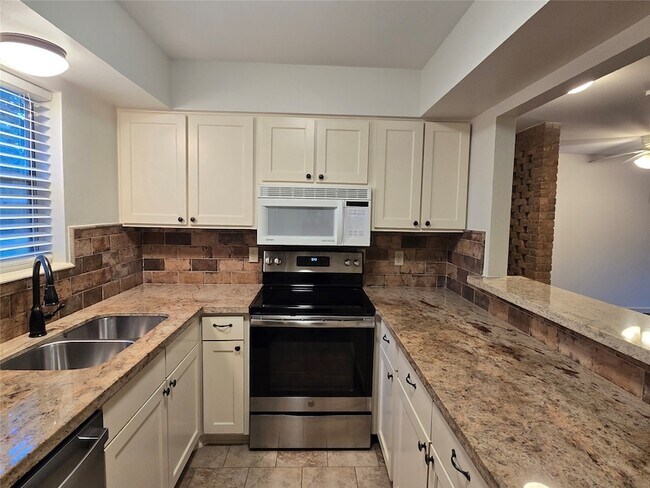 Building Photo - 856 Wax Myrtle Ln