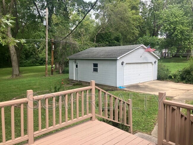 Building Photo - 315 N Cedar St