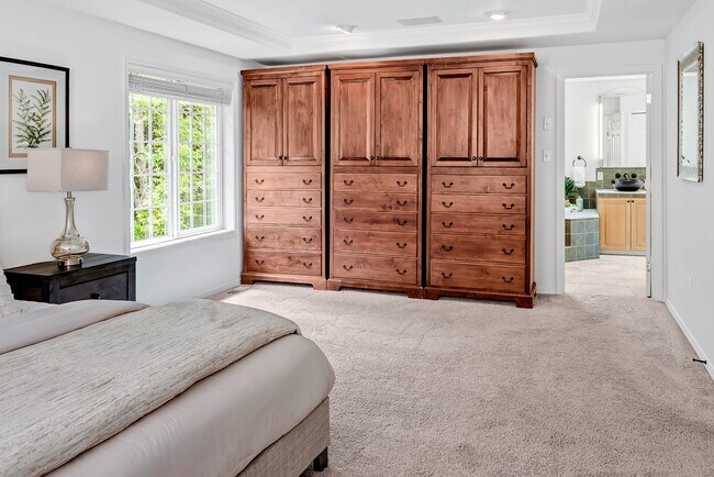 Building Photo - Luxurious 4-Bedroom Family Home Minutes Aw...