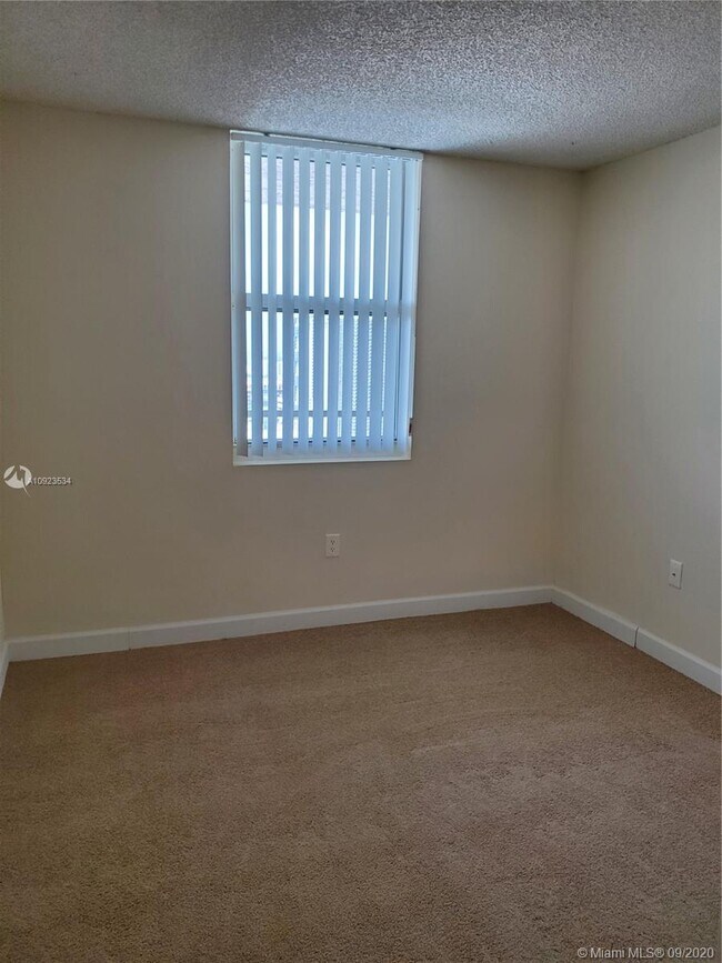 Building Photo - 915 NW 1st Ave