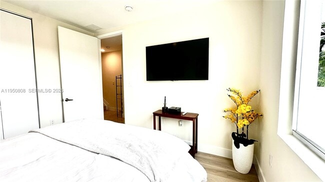 Building Photo - 814 NE 19th Ave