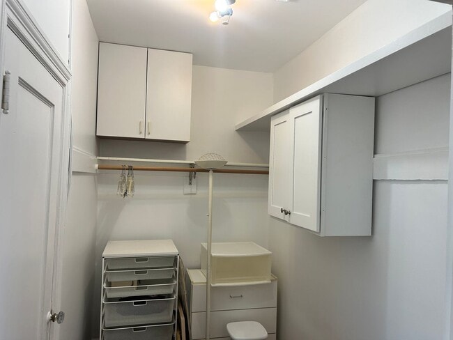 Building Photo - Russian Hill Large Studio Condo!