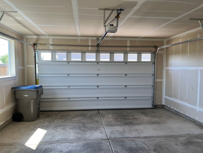 Building Photo - Modern Luxury Meets Convenience in Hillsboro