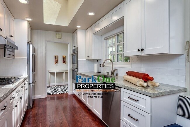 Building Photo - Amazing Moraga Home with incredible lot!