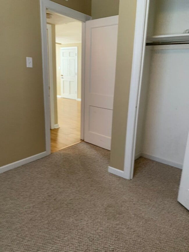 Building Photo - 2 Bedroom/1 bath Brick Duplex  Kingsport, TN