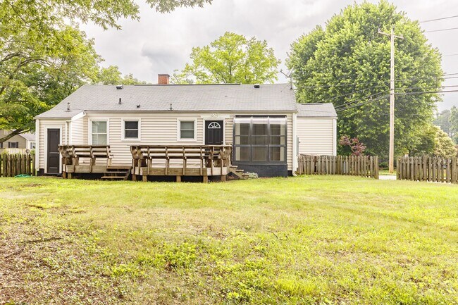 Building Photo - Spacious home located in a great neighborh...