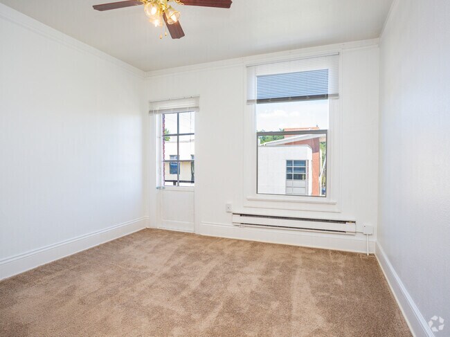 1BR,1BA - 600SF - South Court