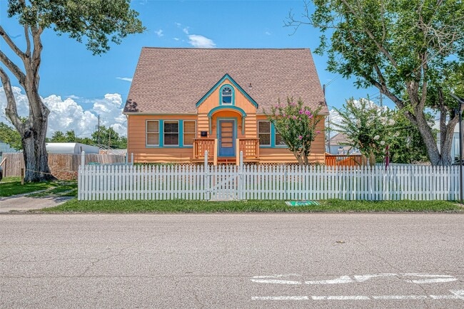 Primary Photo - 1502 Main St