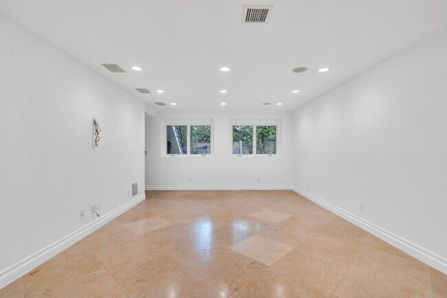 Building Photo - GORGEOUS 7 BED 6.5 BATH FOR LEASE IN BEVER...
