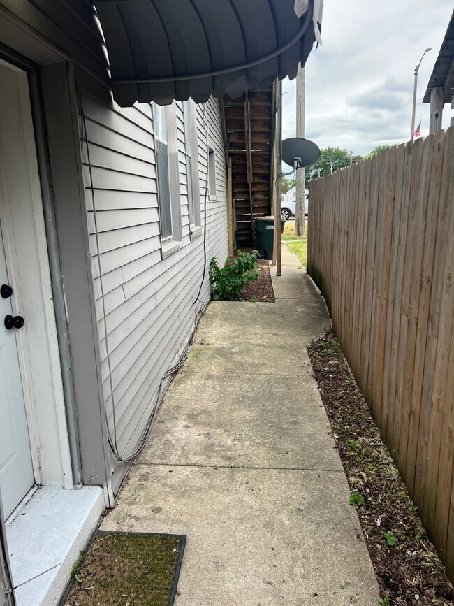 Building Photo - 590 E Division St