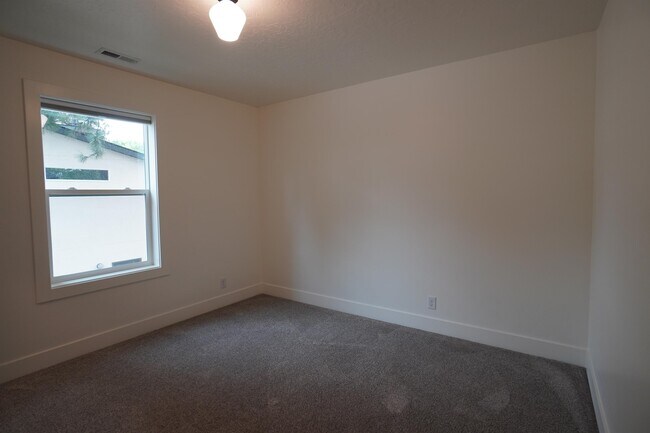 Building Photo - 4314 W Clark St