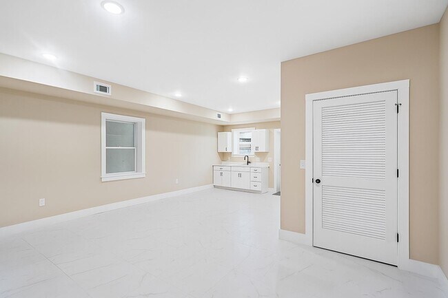 Building Photo - 277 Pearsall Ave