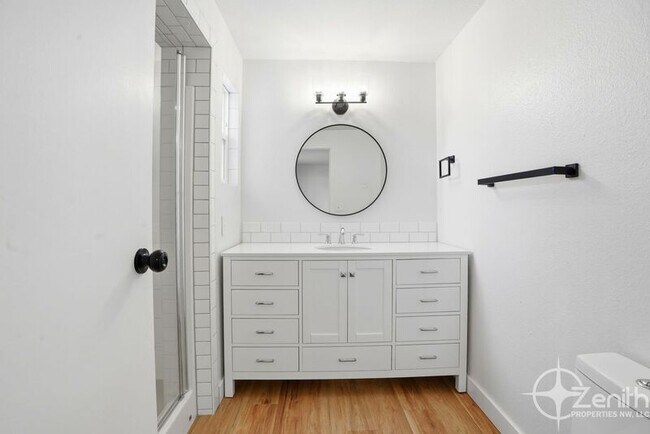 Building Photo - 13801 NE 40th St