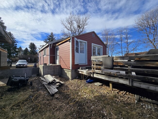 Building Photo - 417 E Tamarack St