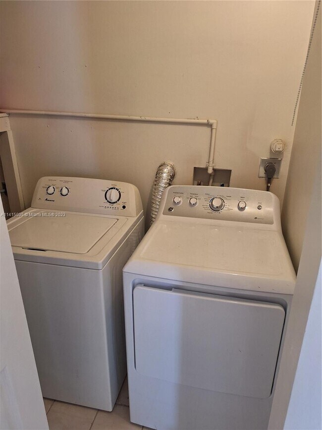 Building Photo - 4322 Woodstock Dr