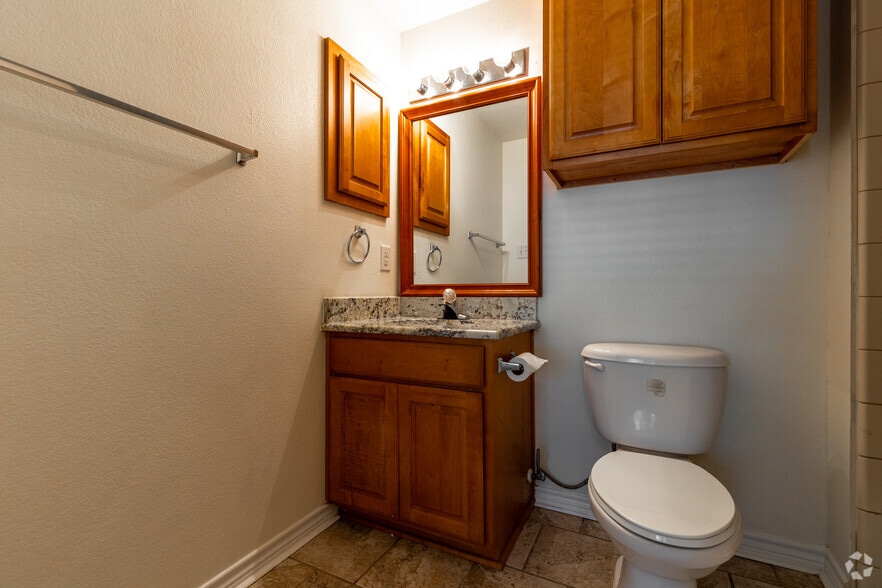 1BR, 1BA - 764SF - Waxahachie Village Apartments Condominiums