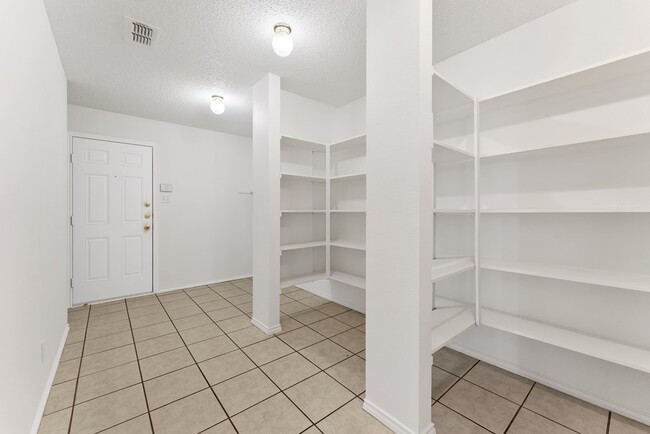 Building Photo - 4013 Southbrook Ct