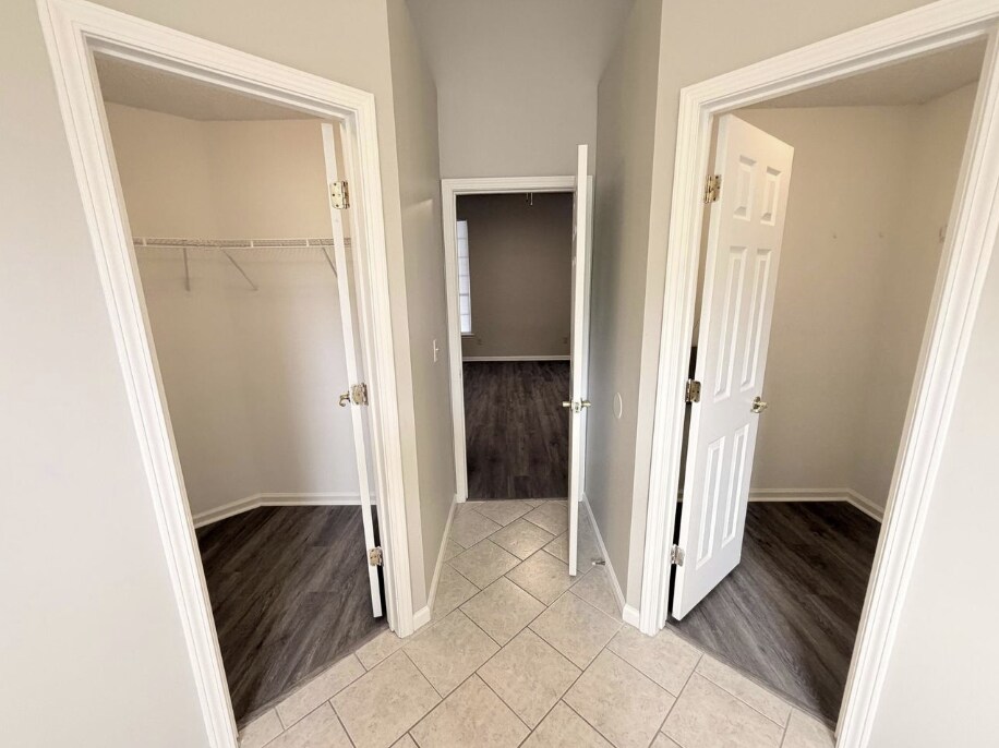 Building Photo - 1930 Hollington Dr