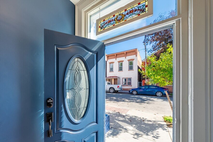 Building Photo - 323 2nd St