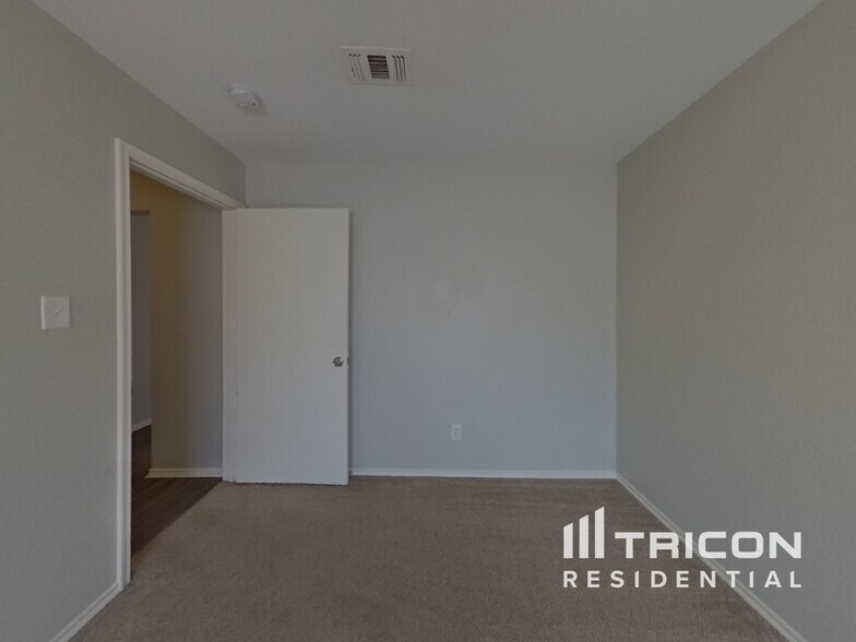 Building Photo - 6910 Meadow Bend Dr