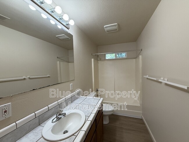 Building Photo - 524 W 1st Ave