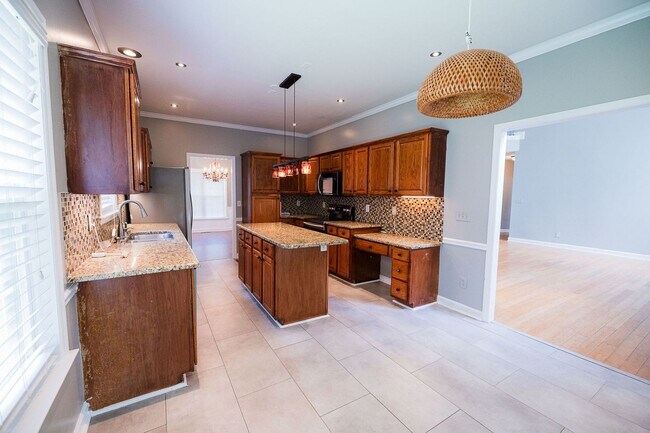 Building Photo - Spacious beautiful 5 bedroom 2.5 bath home...